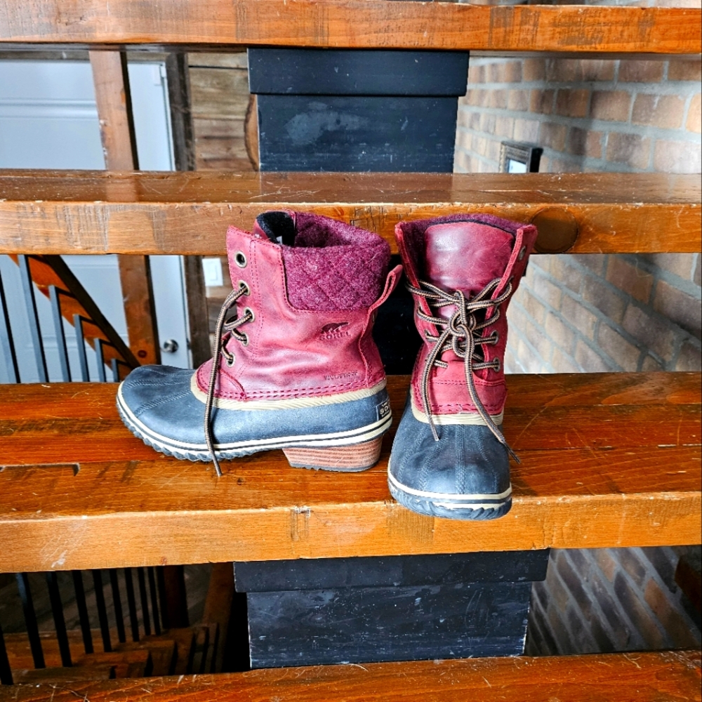 Winter shoes burgundy